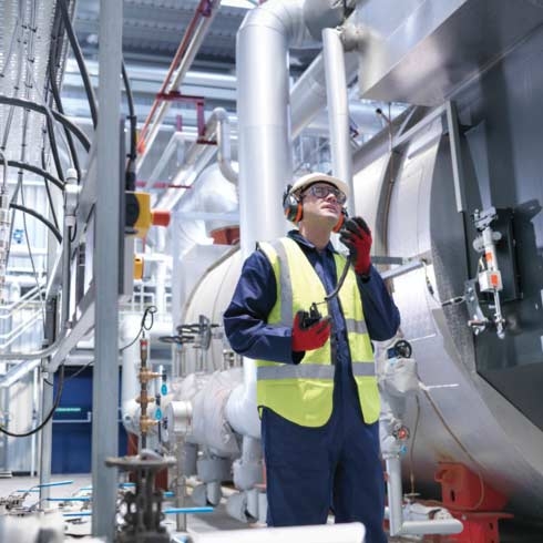 在燃氣發電站內使用無線電的工人