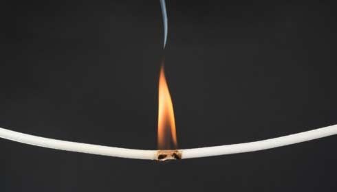 黑色背景下著火的白色電線