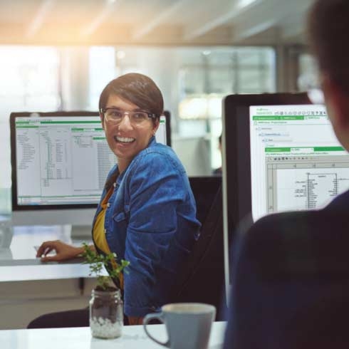 程序員在辦公室工作的剪切鏡頭