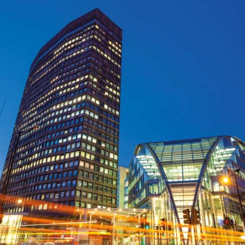 智能城市中的現代建筑和夜間交通